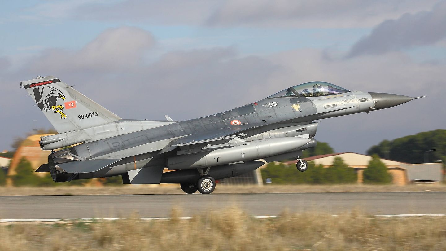 F-16 turco, como los que podrían acabar en Ucrania. (Juanjo Fernández)