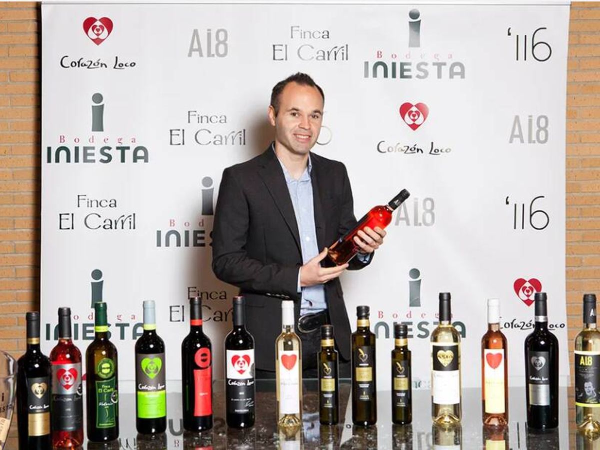 Foto: Andrés Iniesta, junto a algunos de sus vinos. (Bodega Iniesta)