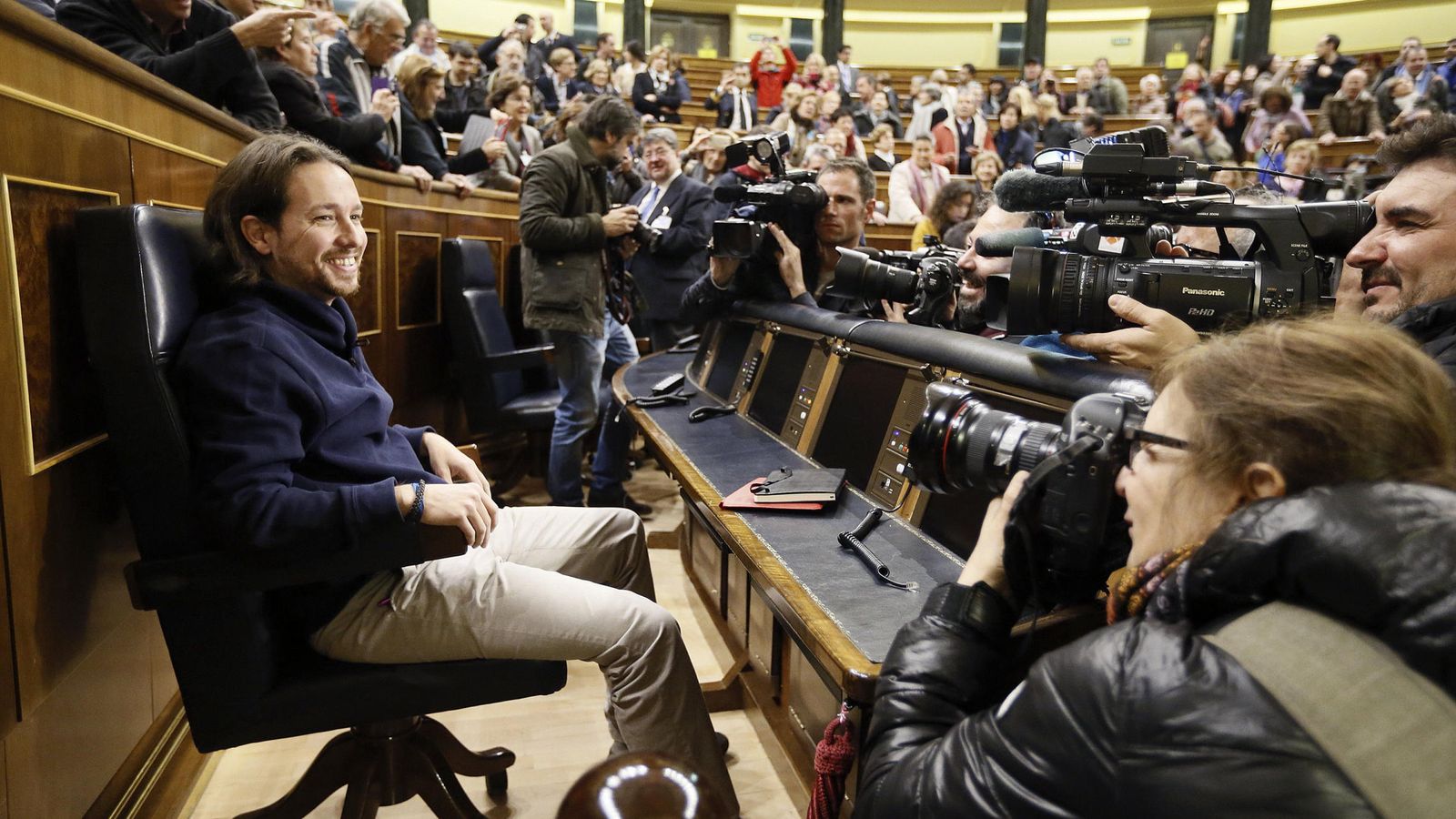 Foto: El líder de Podemos, Pablo Iglesias, sentado en el hemiciclo del Congreso de los Diputados. (EFE)