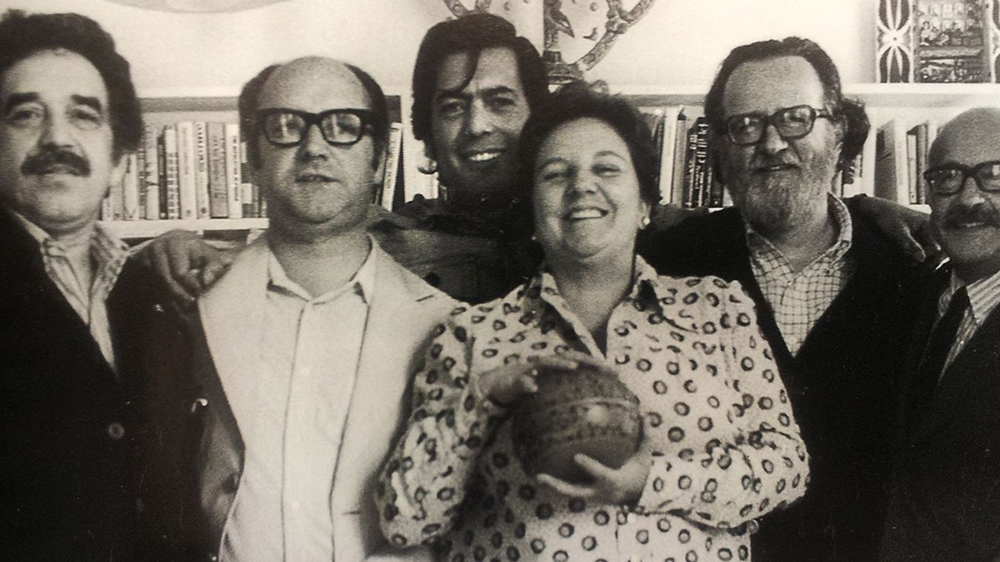 García Márquez, Jorge Edwards, Vargas Llosa, Carmen Balcells, Donoso y Muñoz Suay, en 1974. (Archivo Carmen Balcells)