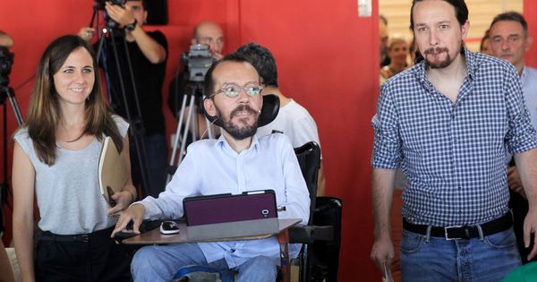Foto: El líder de Podemos, Pablo Iglesias (d), el secretario de Organización, Pablo Echenique, y la portavoz adjunta en el Congreso, Ione Belarra, en la presentación de su hoja de ruta presupuestaria. (EFE)