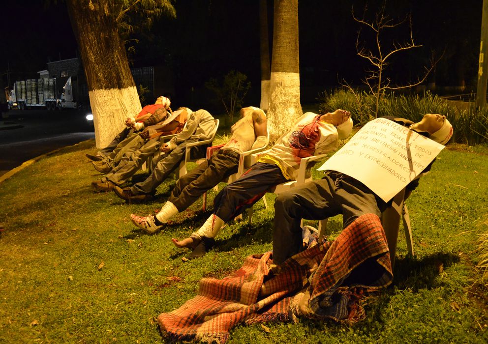 Foto: Los cadáveres de siete supuestos criminales asesinados en las calles de Uruapan, en Michoacán (Reuters).