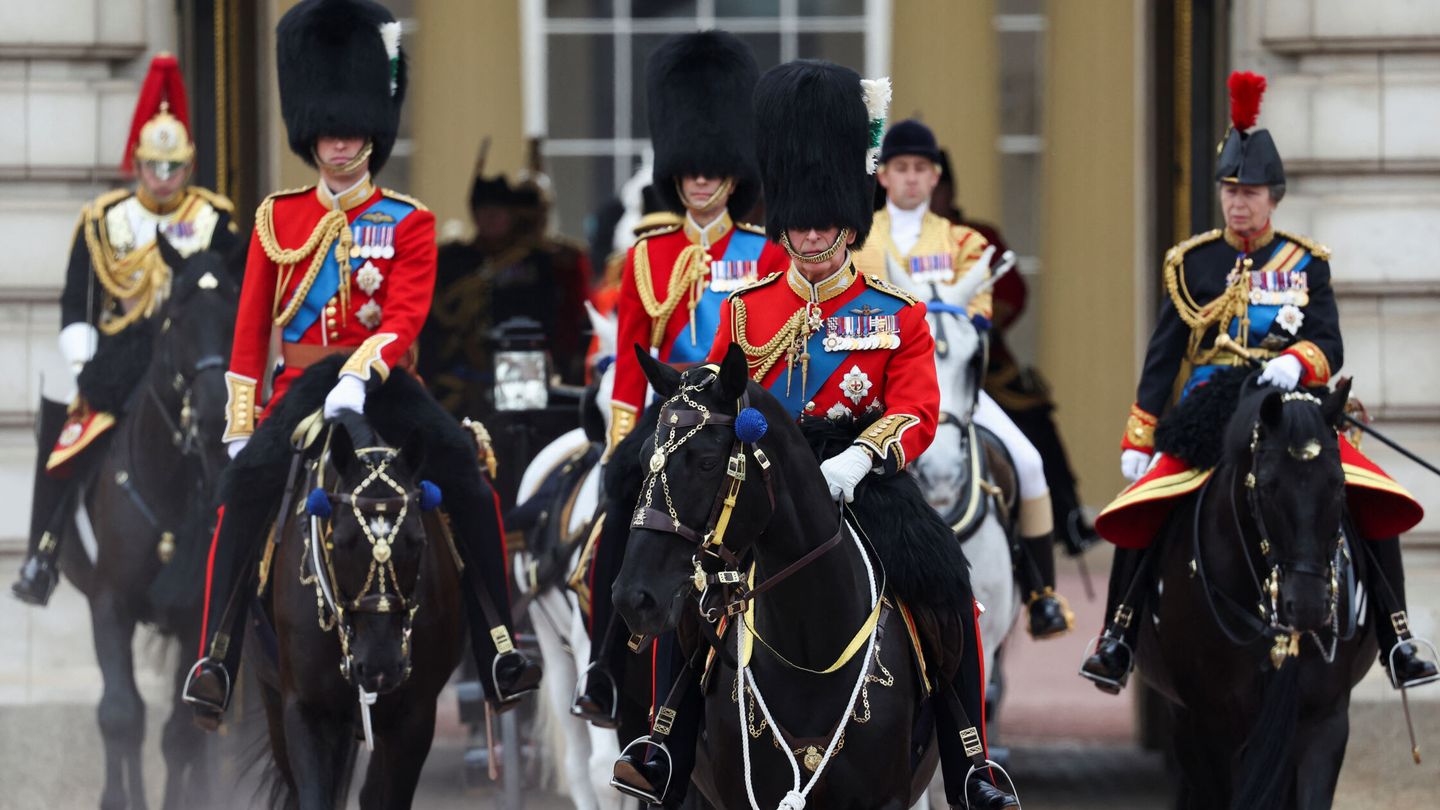 Carlos III, el príncipe Guillermo, el duque de Edimburgo y la princesa Ana, durante el Trooping the Colour 2023. (Reuters/Toby Melville)