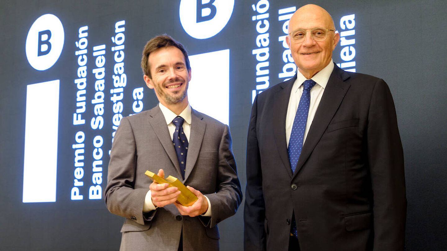 Manuel Valiente, ganador del XVIII Premio Fundación Banco Sabadell a la Investigación Biomédica; y Josep Oliu, presidente de la entidad bancaria.