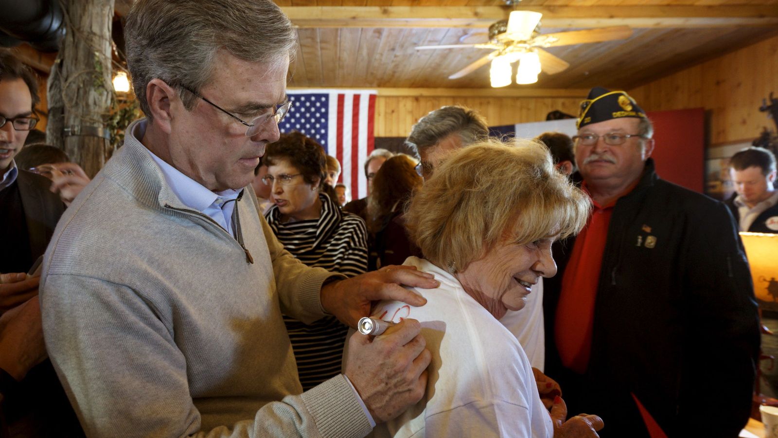 Foto: El candidato Jeb Bush reparte autógrafos en un evento de campaña en Carroll, Iowa, el 29 de enero de 2016. (Reuters)
