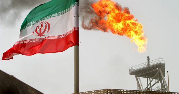 Foto: Un llama de gas surge de una plataforma de producción de petróleo del campo de Soroush en Irán. (Reuters)
