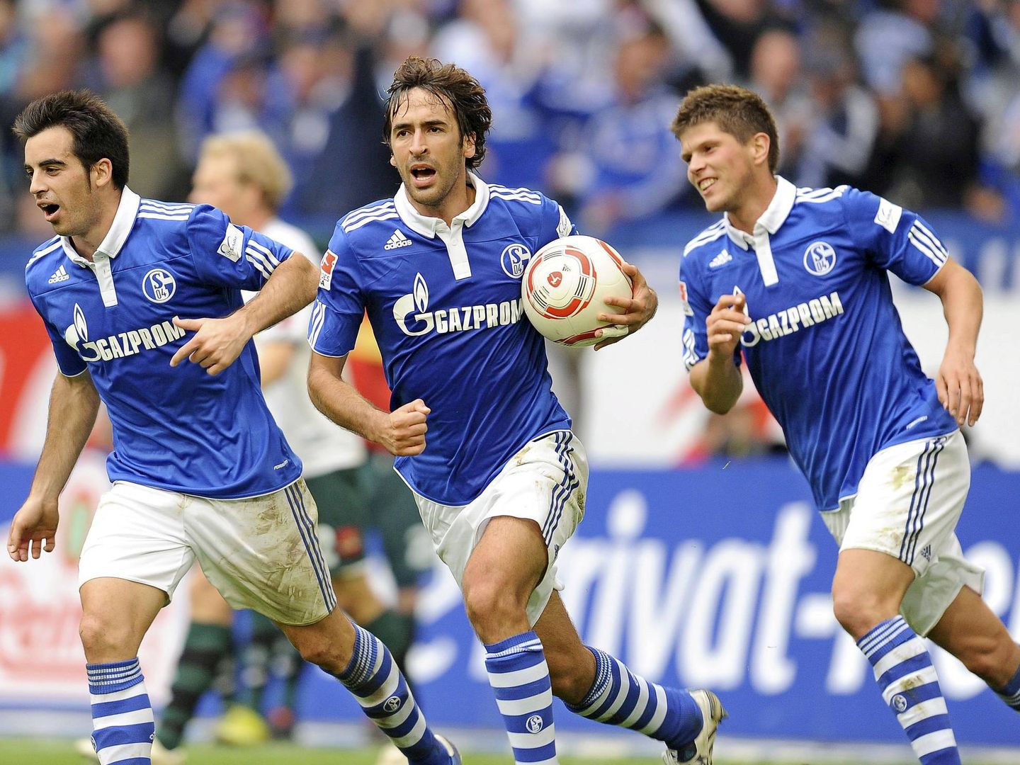 Raúl celebra un gol junto a Jurado y Huntelaar en su etapa en el Schalke 04. (Efe)