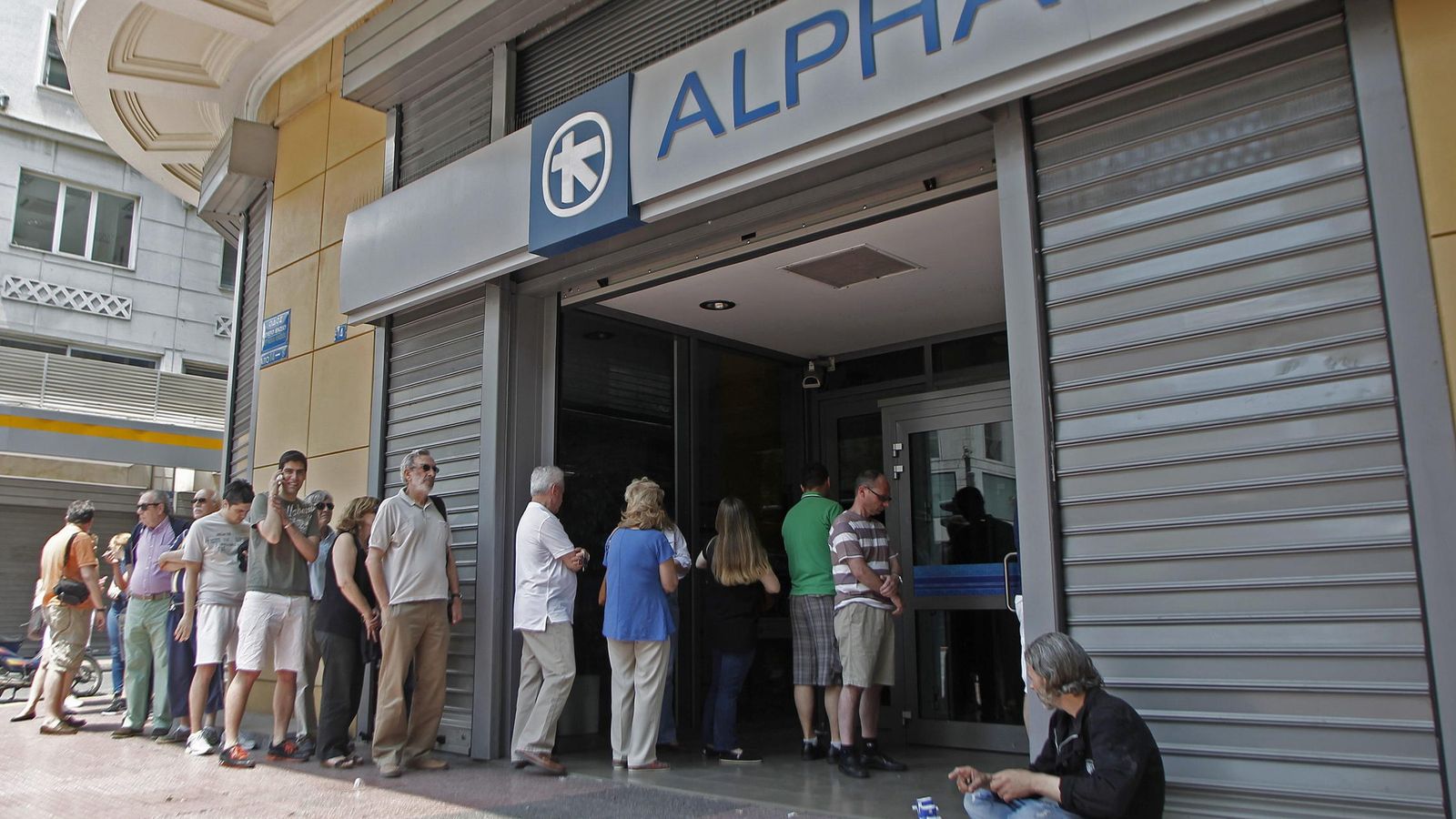Foto: Grecia ha establecido un límite de 60 euros al día como cantidad disponible por persona en los bancos (EFE)