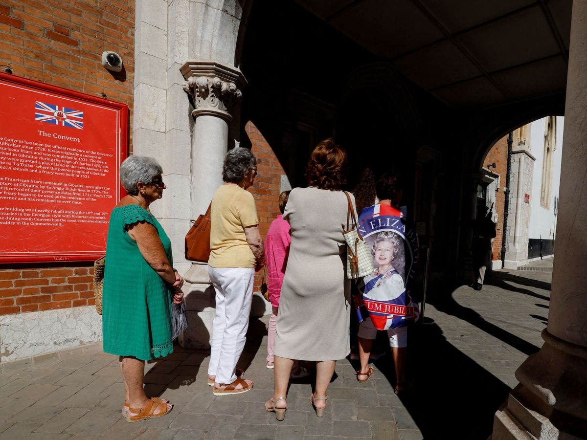 Foto: Unas vecinas esperan para firmar el libro de condolencias en Gibraltar tras la muerte de la reina Isabel II. (Reuters/Marcelo del Pozo)