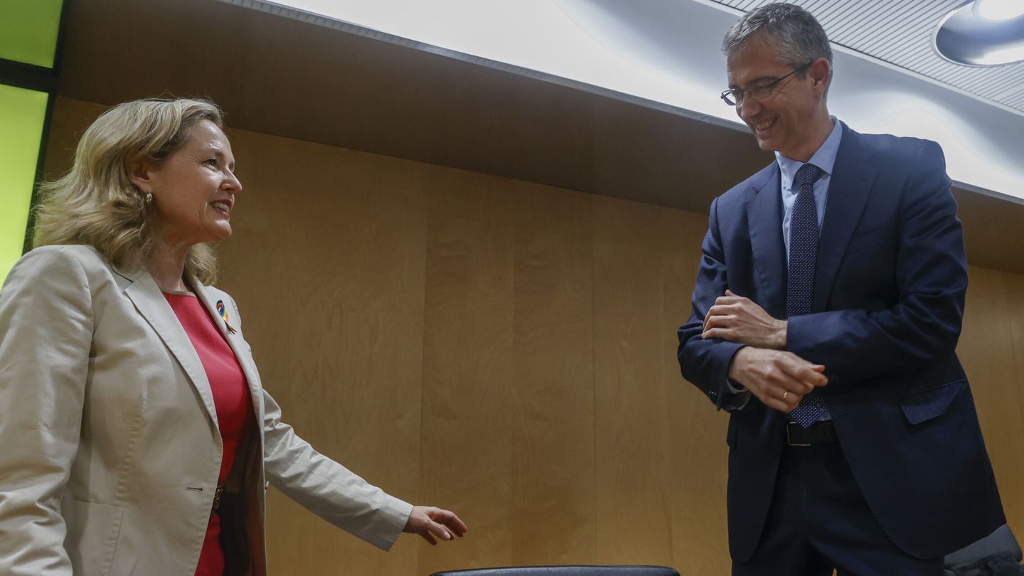 La vicepresidenta primera, Nadia Calviño (i), y el gobernador del Banco de España, Pablo Hernández de Cos (d). (EFE/Juan Carlos Hidalgo)