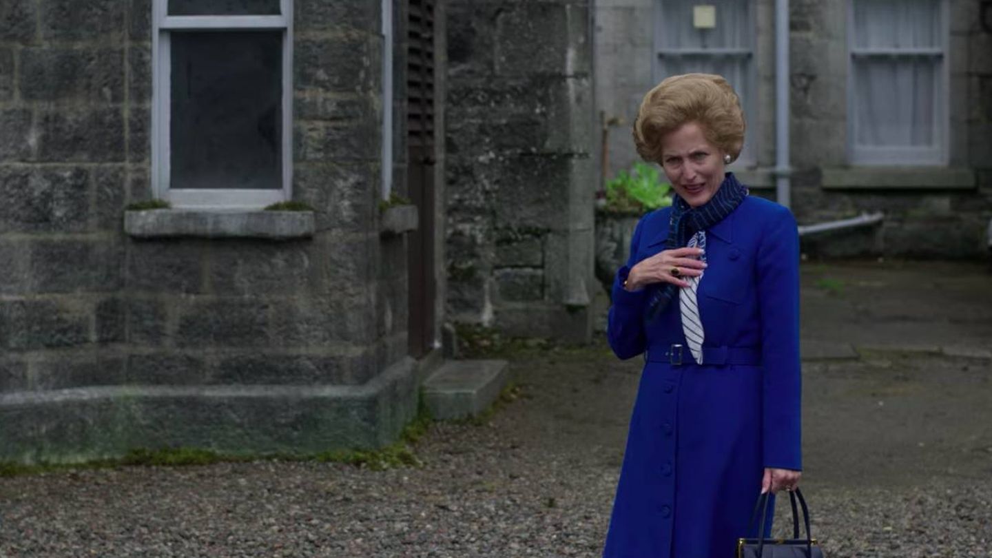 El personaje de Margaret Thatcher, ataviado para irse de excursión. (Netflix)