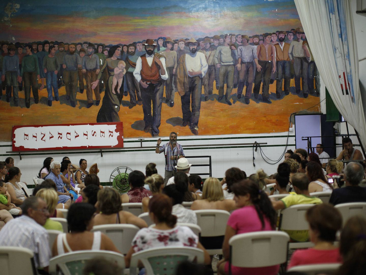 El alcalde de Marinaleda dirige una de sus célebres asambleas populares. (Reuters)