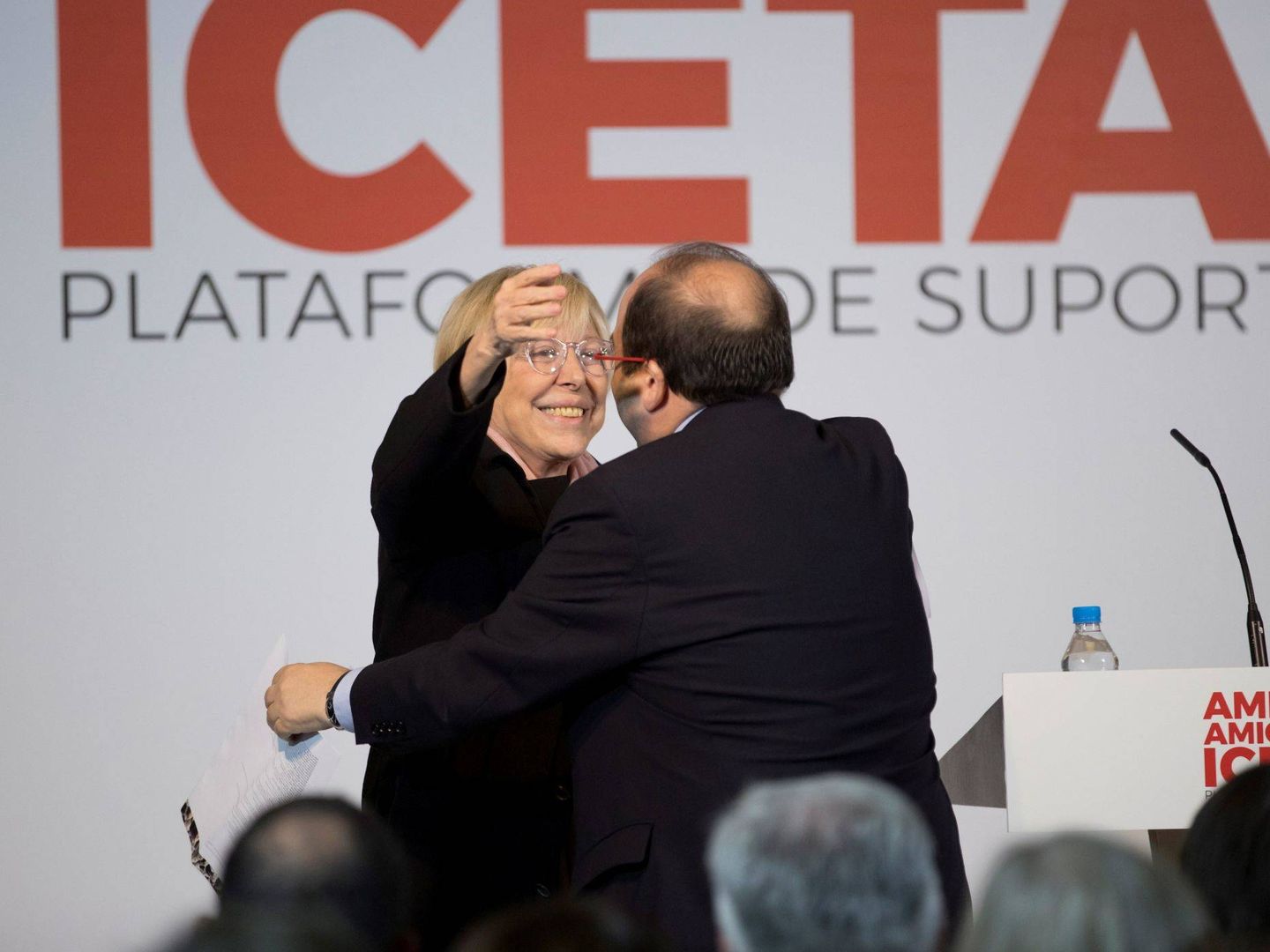 Apoyando al socialista Miquel Iceta. (EFE)