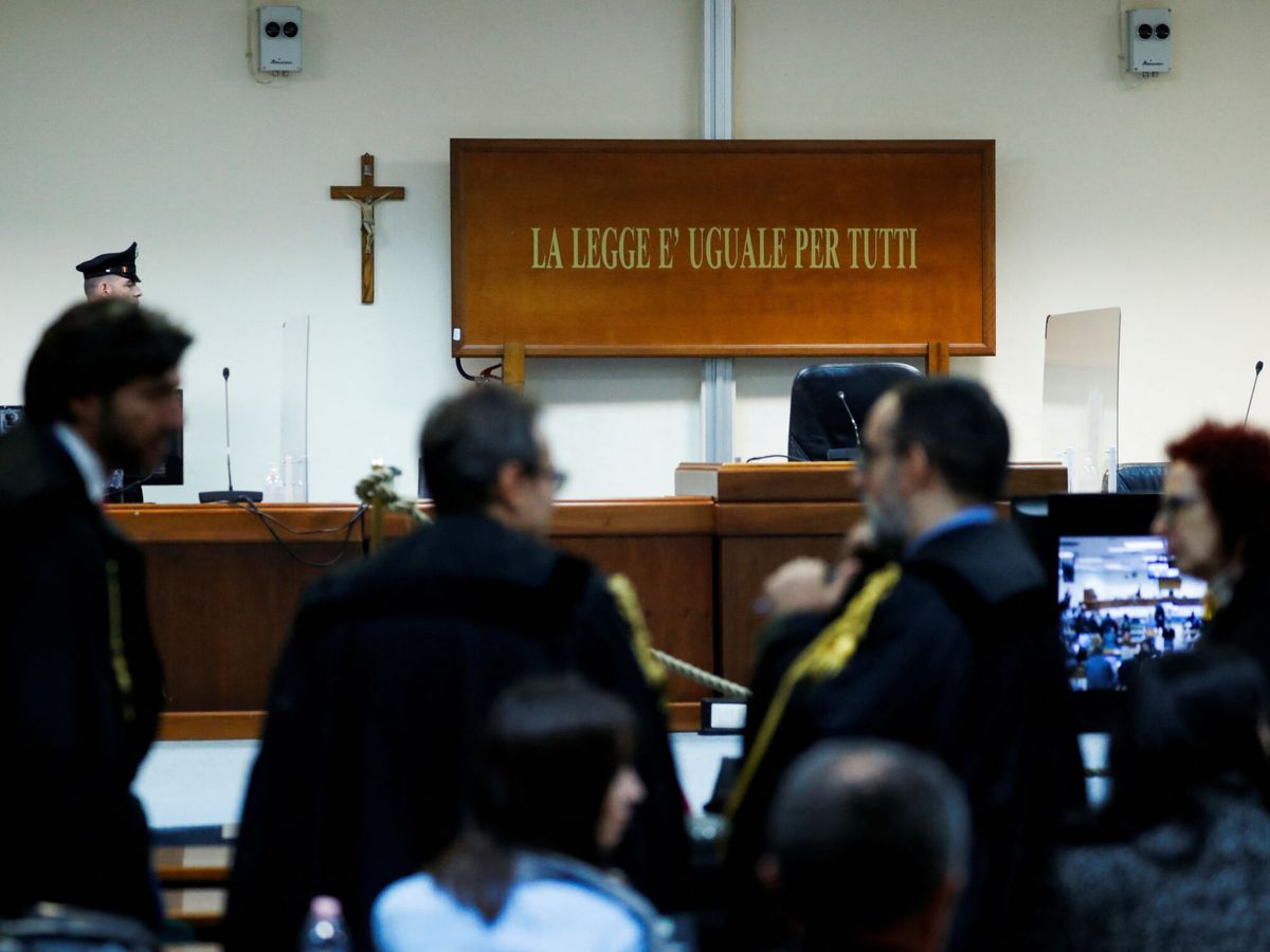 Foto: Abogados esperan en el tribunal de Caltanissetta al comienzo del juicio a Messina Denaro. (Reuters/Remo Casilli)