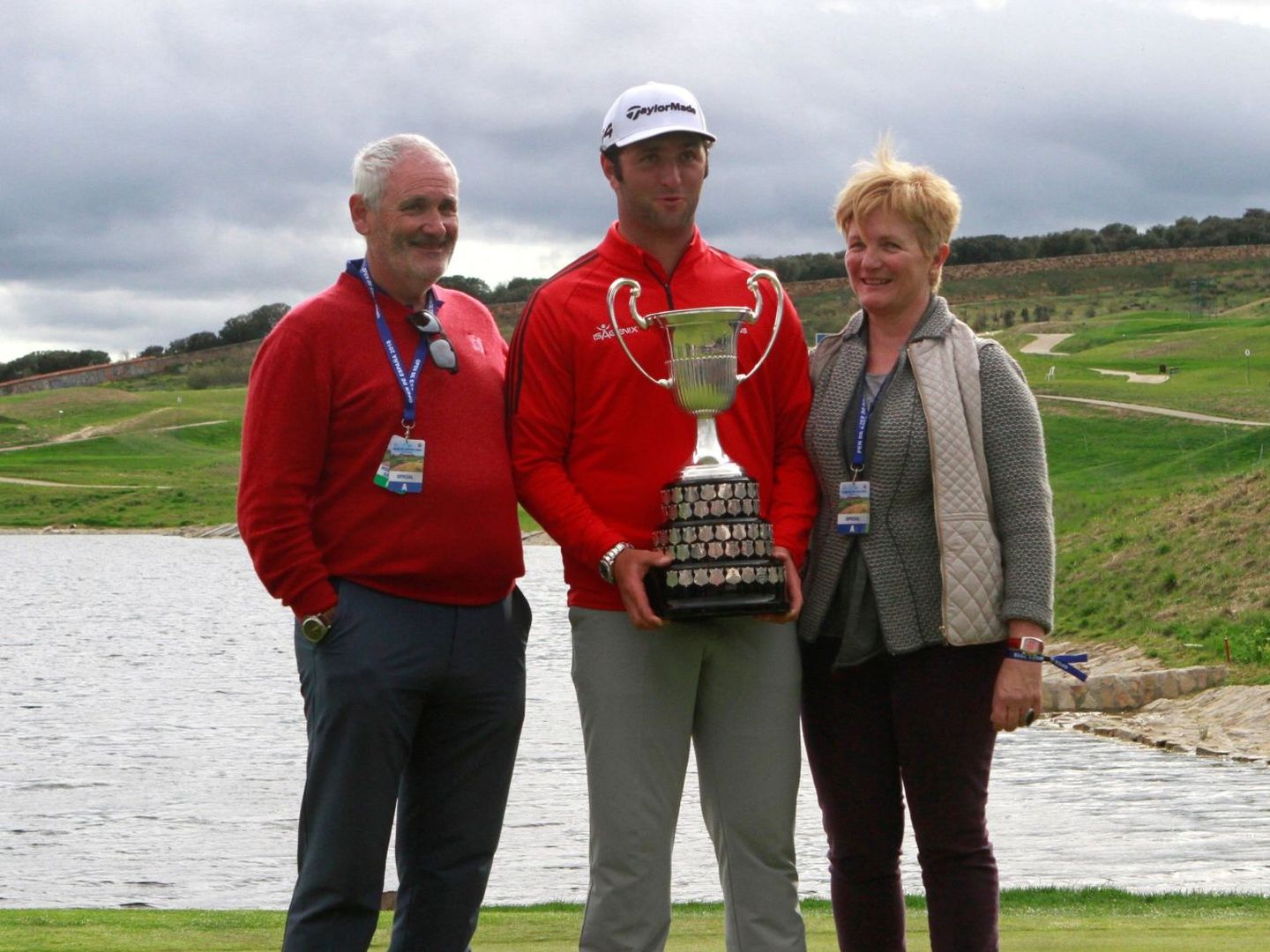 Jon Rahm, acompañado de sus padres, posa tras proclamarse ganador de la 91ª edición del Open de España. (EFE)