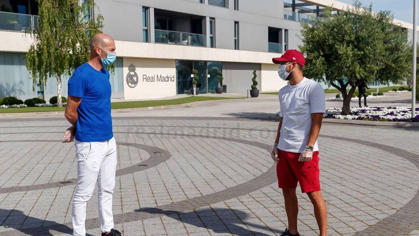 Zidane intercambia impresiones con Hazard en Valdebebas. (EFE)
