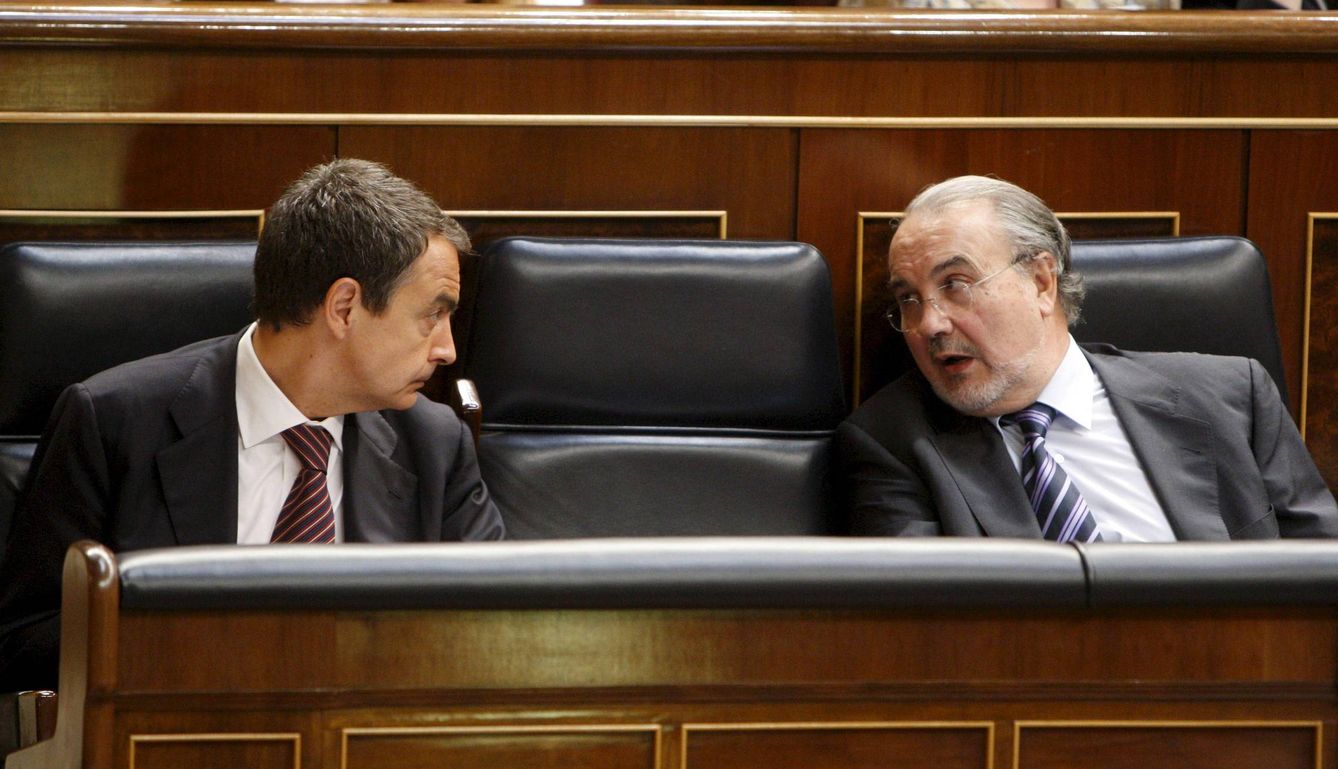 José Luis Rodríguez Zapatero (i) conversa con Pedro Solbes en el Congreso. (EFE)