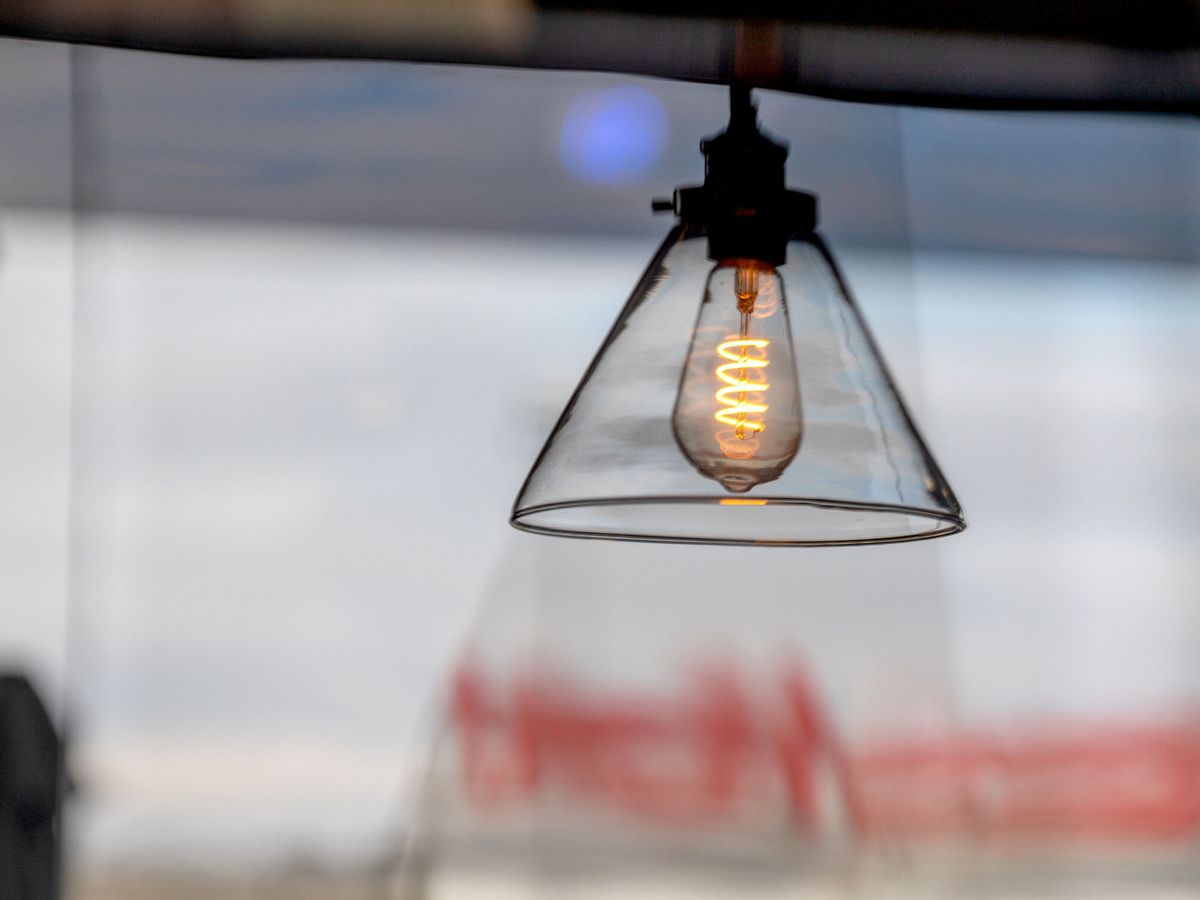 Foto: Una lámpara con bombilla led. (EFE/Raquel Manzanares)