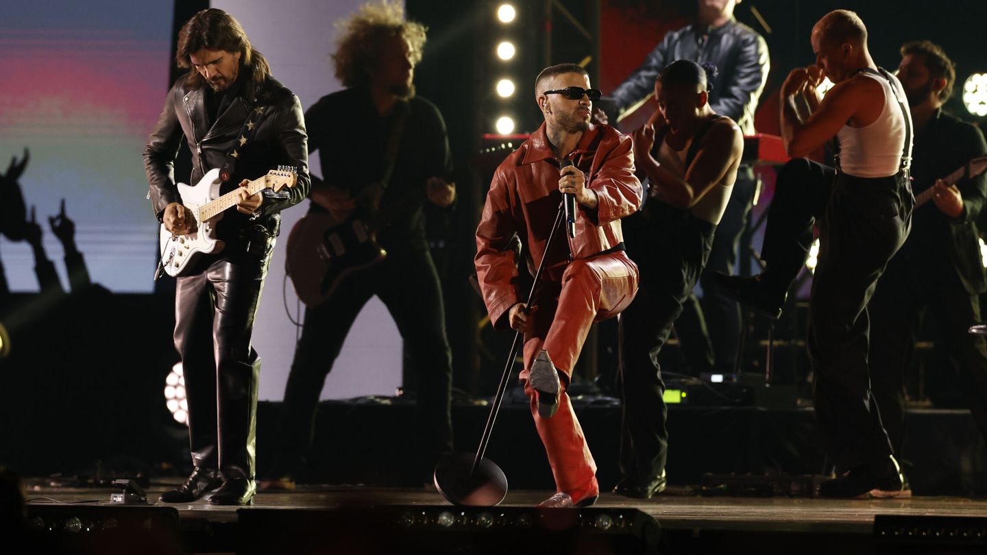 SEVILLA, 16 11 2023.- El cantante puertorriqueño Rauw Alejandro (c), junto al colombiano Juanes (i) a la guitarra, durante su actuación en la gala anual de los Latin Grammy celebrada este jueves en Sevilla. EFE Julio Muñoz 