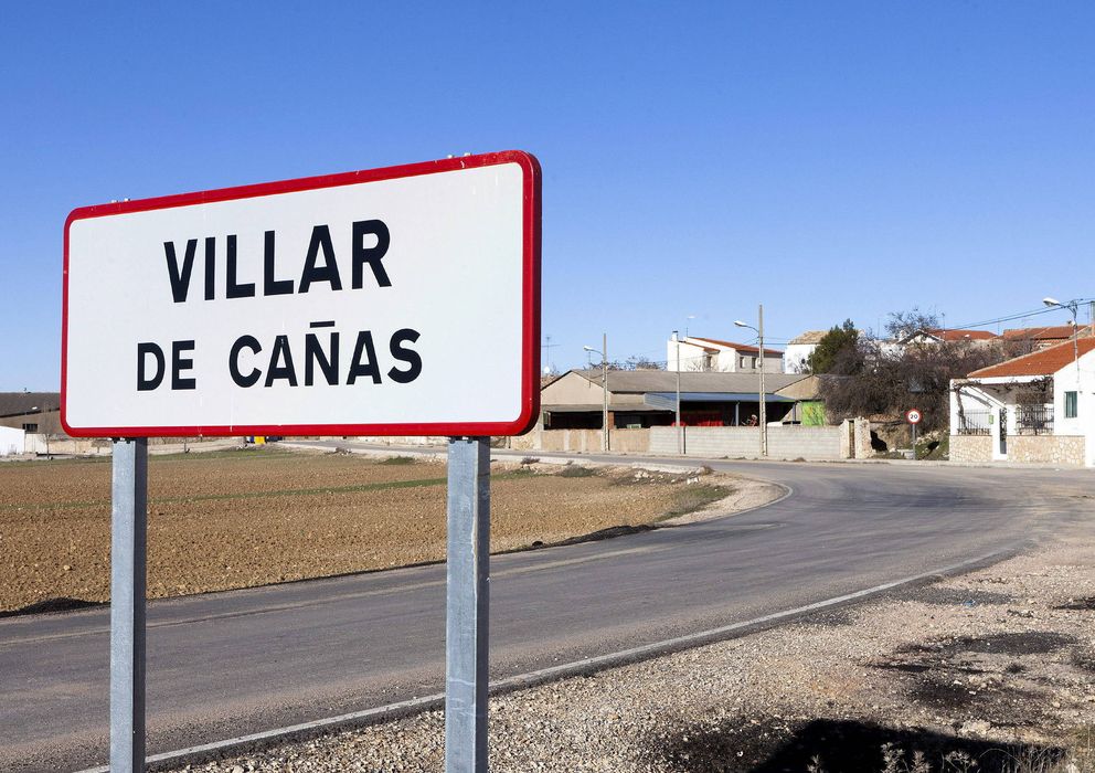 Foto: Un cartel indica la llegada a Villar de Cañas, el pueblo elegido para albergar la sede definitiva del ATC (Efe)
