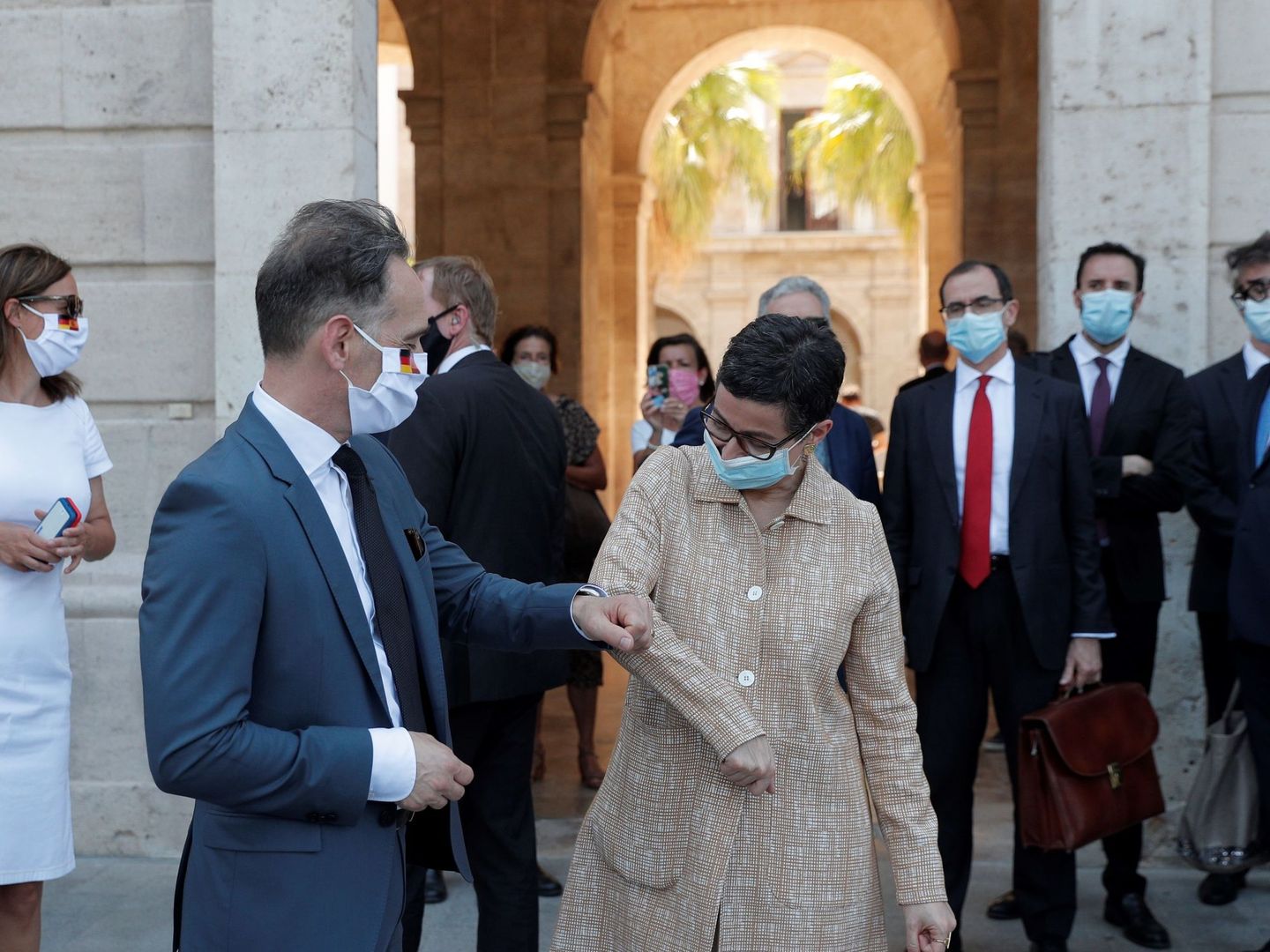 El ministro de Exteriores alemán, Heiko Maas, saluda a Arancha González Laya. (EFE)