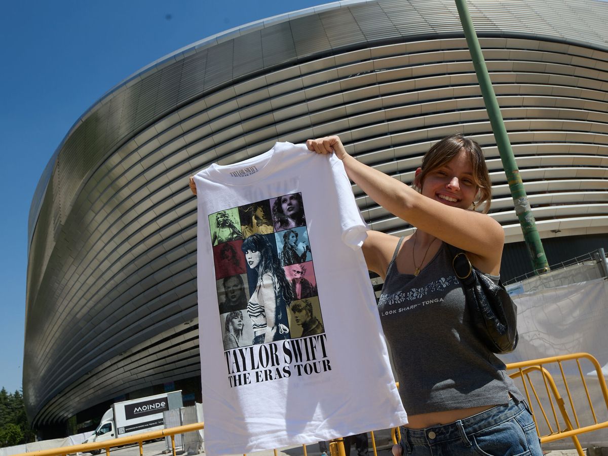 Foto: Una fan de Taylor Swift posa frente al Santiago Bernabéu. (Europa Press/Jesús Hellín)