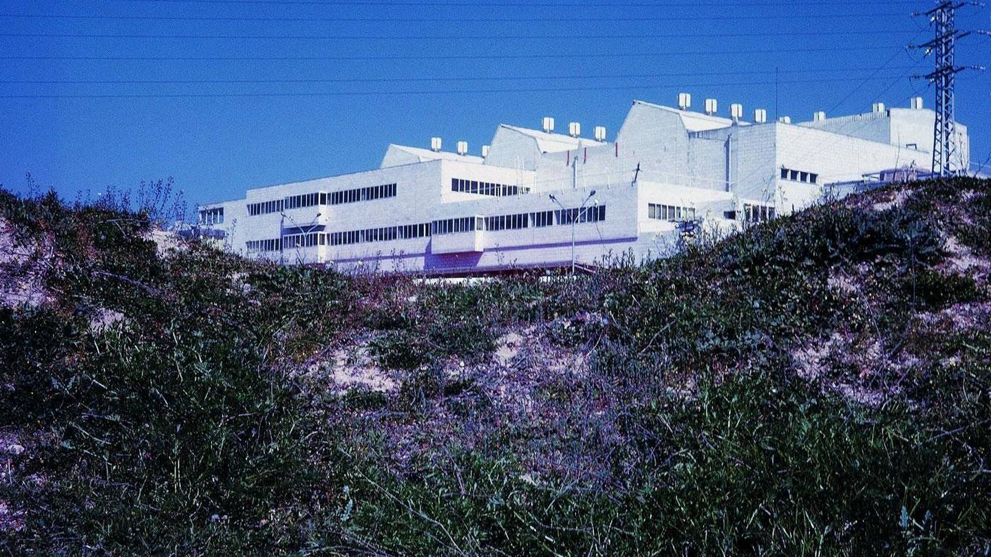 Imagen de la fábrica situada al lado del Hospital Ramón y Cajal. (Fundación Alejandro de la Sota)