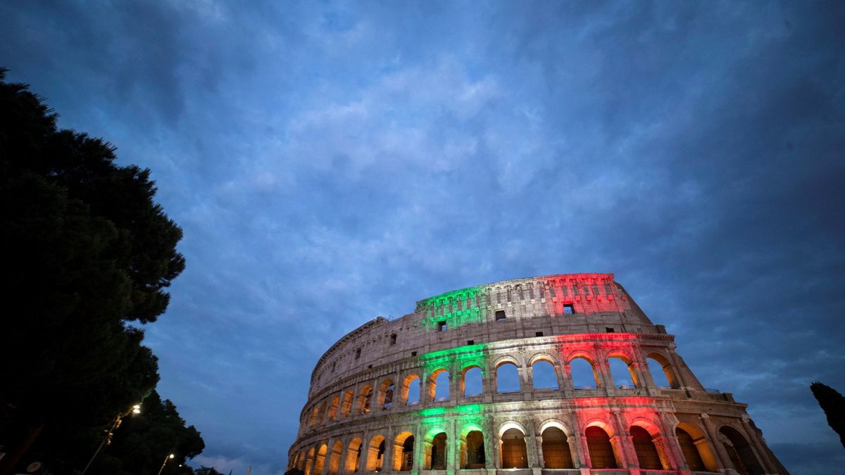Detenido un turista irlandés por tallar las iniciales de su nombre en el Coliseo 