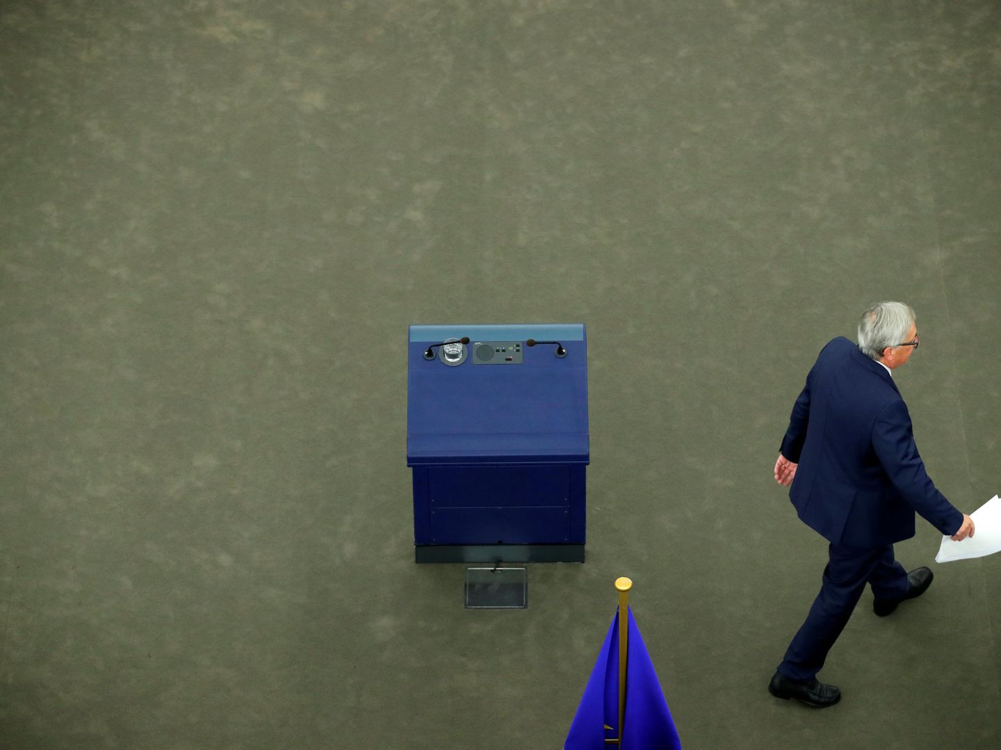 Juncker abandona el estrado tras dirigirse a la Eurocámara. (Reuters)