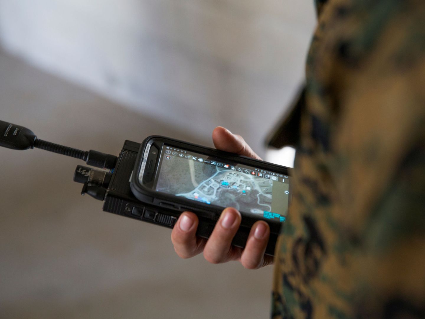 Un marine estadounidense controla un receptor GPS militar. (Foto: Reuters)
