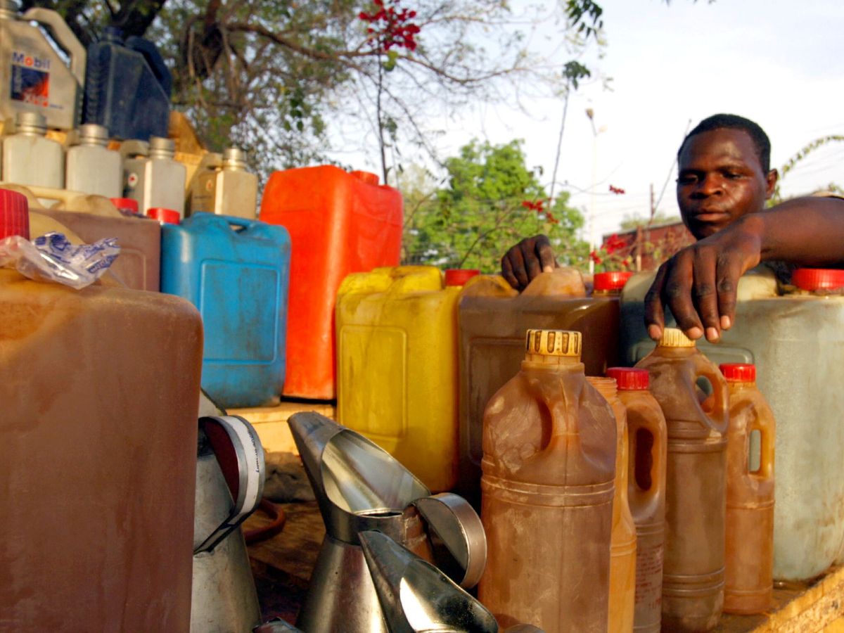 Foto: Foto de archivo: un vendedor vende gasolina en bidones en un puesto de carretera en Kano (Nigeria). (Reuters/Candace Feit)