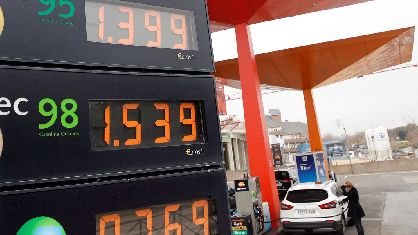 Los organismos internacionales piden subir los impuestos a los carburantes (EFE/Juan C. Hidalgo)