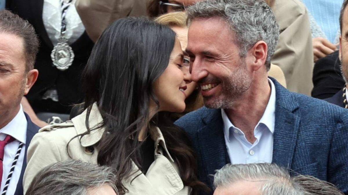 El beso de Inés Arrimadas y su nueva pareja en la Semana Santa de Málaga: derroche de pasión y complicidad