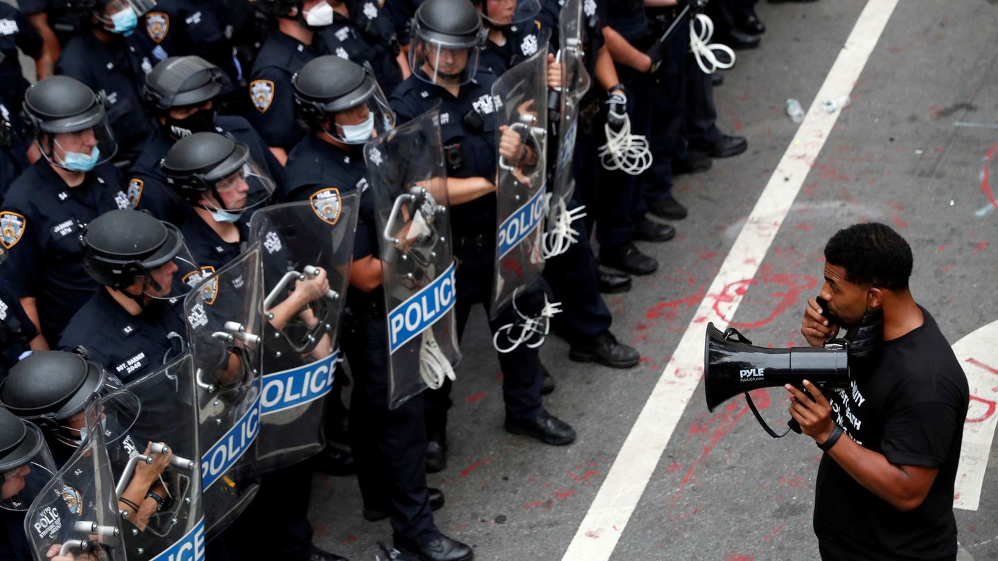 Un manifestante frente a agentes antidisturbios de la policía de Nueva York. (Reuters)