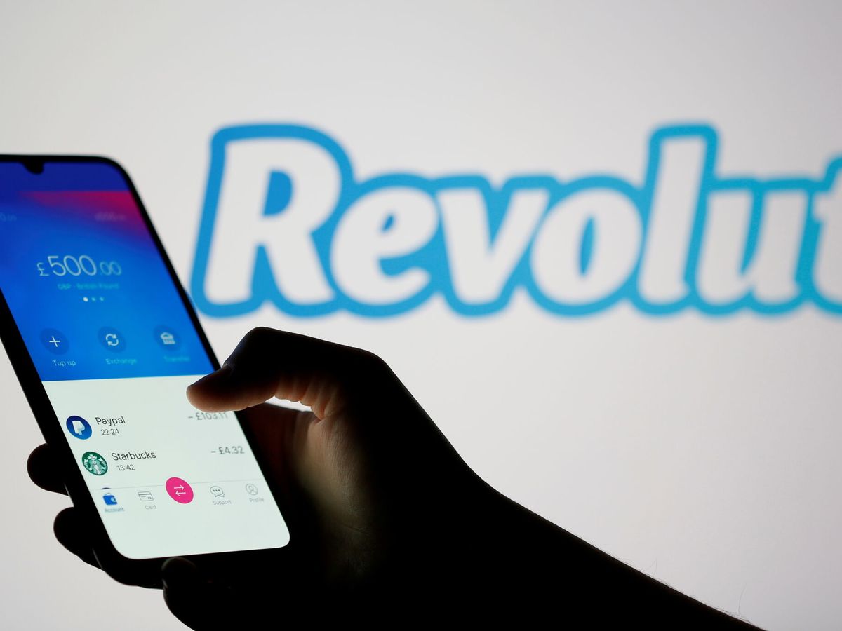 Foto: Logo de Revolut junto a su 'app'. (Reuters/Dado Ruvic) 