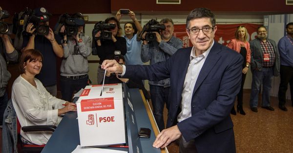 Foto: El candidato a secretario general del PSOE Patxi López vota en las primarias socialistas en Portugalete. (EFE)