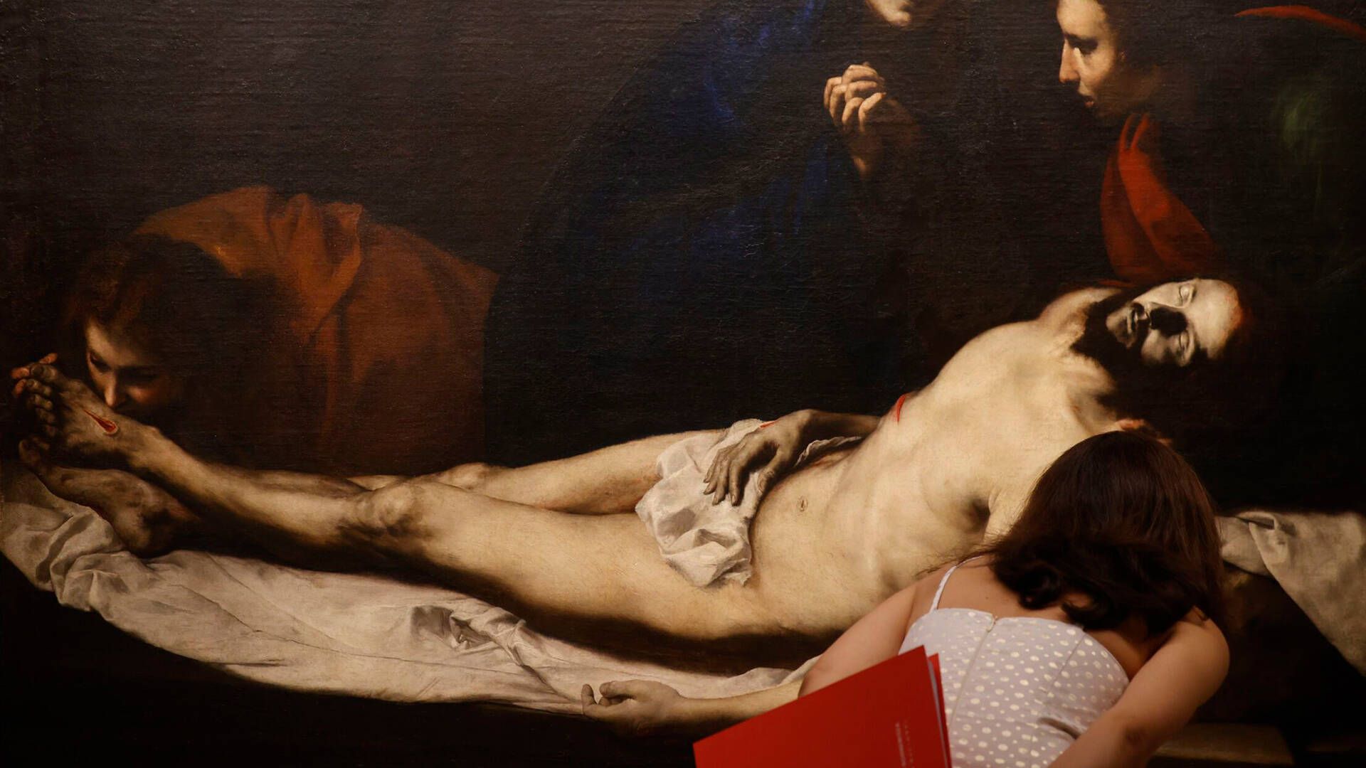 Una joven contempla 'La Piedad', de José Ribera, una de las obras que componen la exposición 'Lo oculto' en el Thyssen-Bornemisza. (EFE/Javier Lizón)