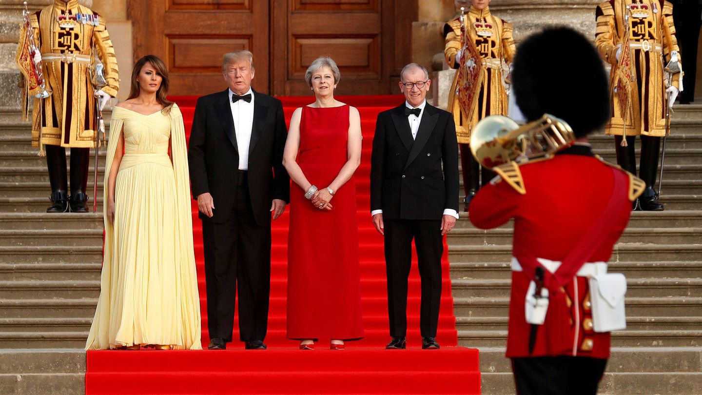 Melania y Donald Trump junto a May y su marido. (Reuters)