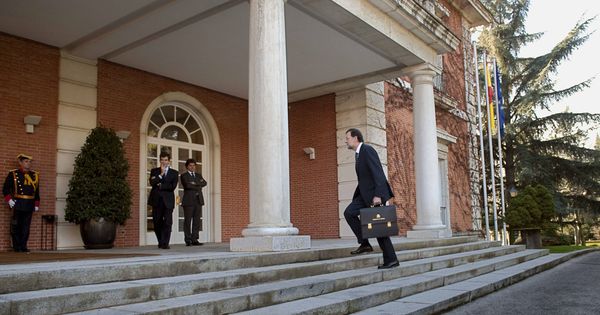 Foto: Mariano Rajoy, presidente del Gobierno, entra en La Moncloa. (EFE)