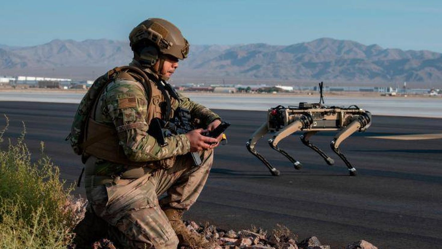 Un soldado operando el perro robótico. Foto: US Air Force