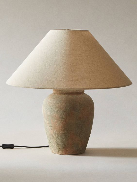 Lámpara de base cerámica. (Cortesía/Zara Home)