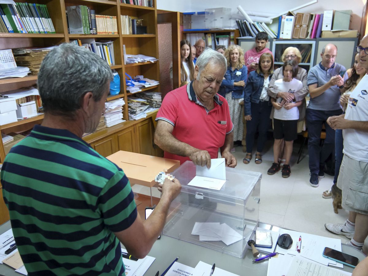 Foto: Jesús Garrido ha sido el que ha protagonizado la anécdota del dial al dejar caer el voto cuando intentaba meterlo rápidamente. (Fernando Díaz/EFE)