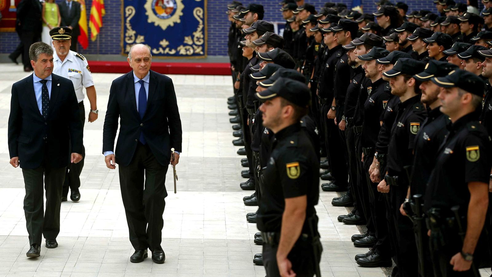 Foto: El ministro del Interior, Jorge Fernández Díaz, pasa revista durante la presentación de nuevos agentes de la Policía Nacional. (EFE)