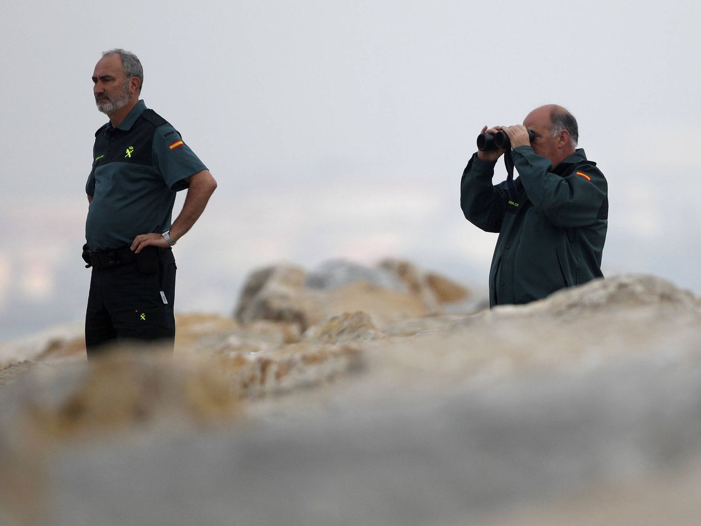 Dos agentes de la Guardia Civil controlan la bahía de Algeciras. (Reuters)