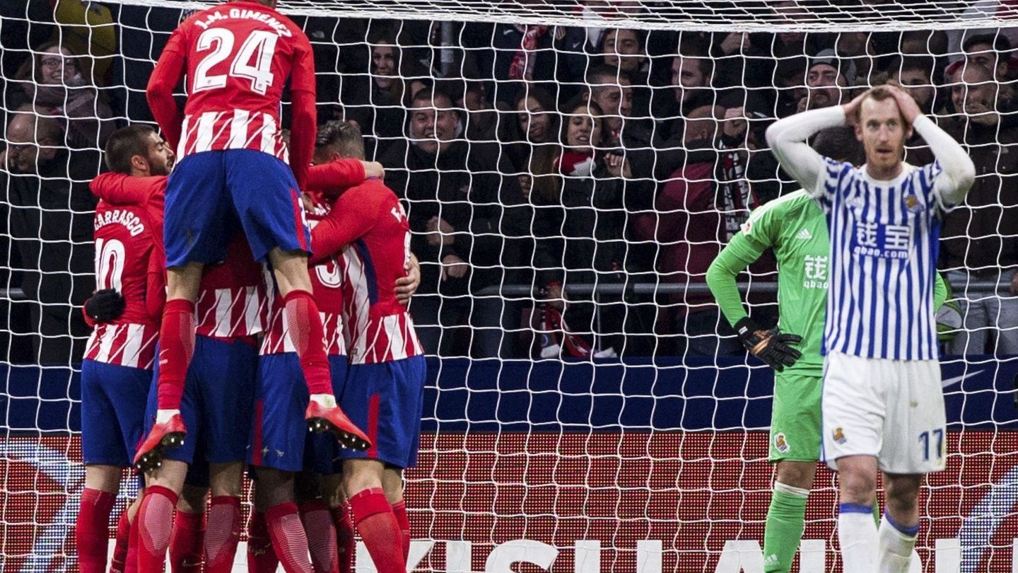 Griezmann es abrazado tras marcar el gol del triunfo ante la Real Sociedad. (EFE)