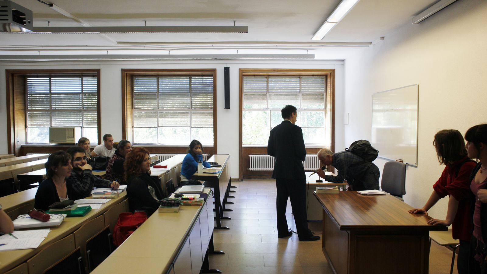 Foto: Un profesor titular durante una clase en la Universidad Complutense de Madrid. (EFE)