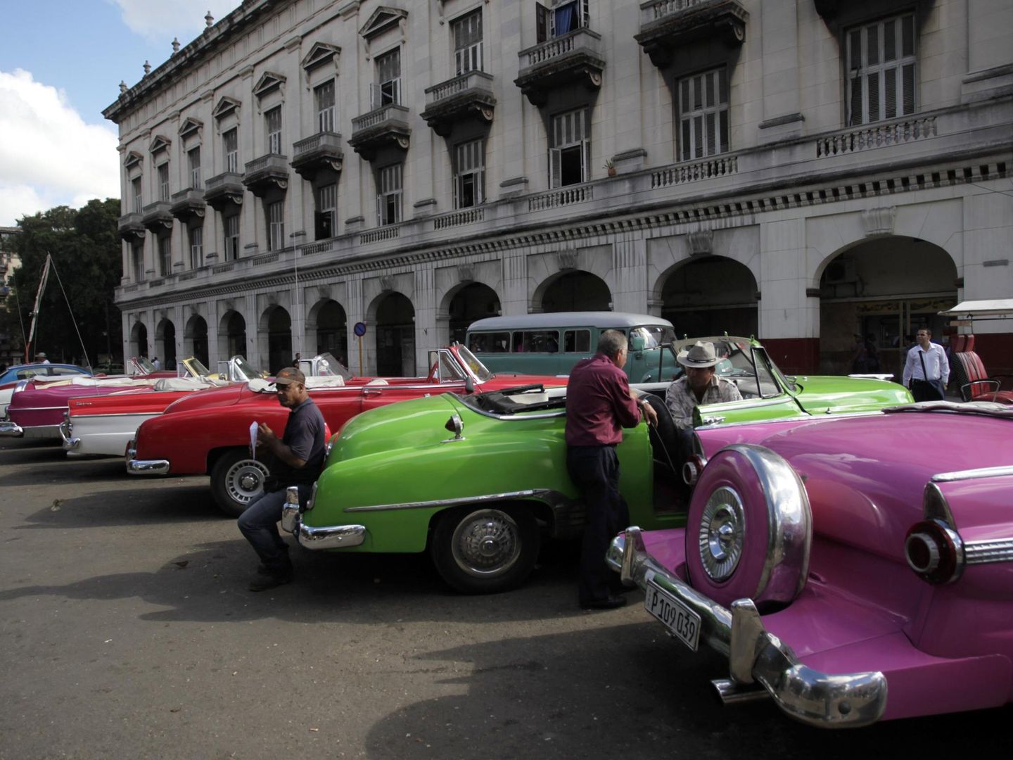 Conductores esperan a clientes en sus vehículos ayer, 17 de noviembre, en La Habana (Reuters).