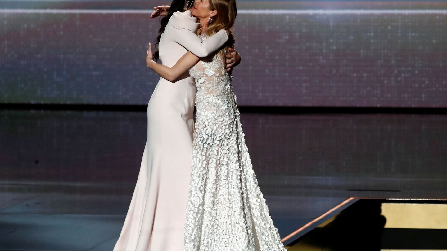 Abrazada a su hermana, María, en la gala.  (Reuters)