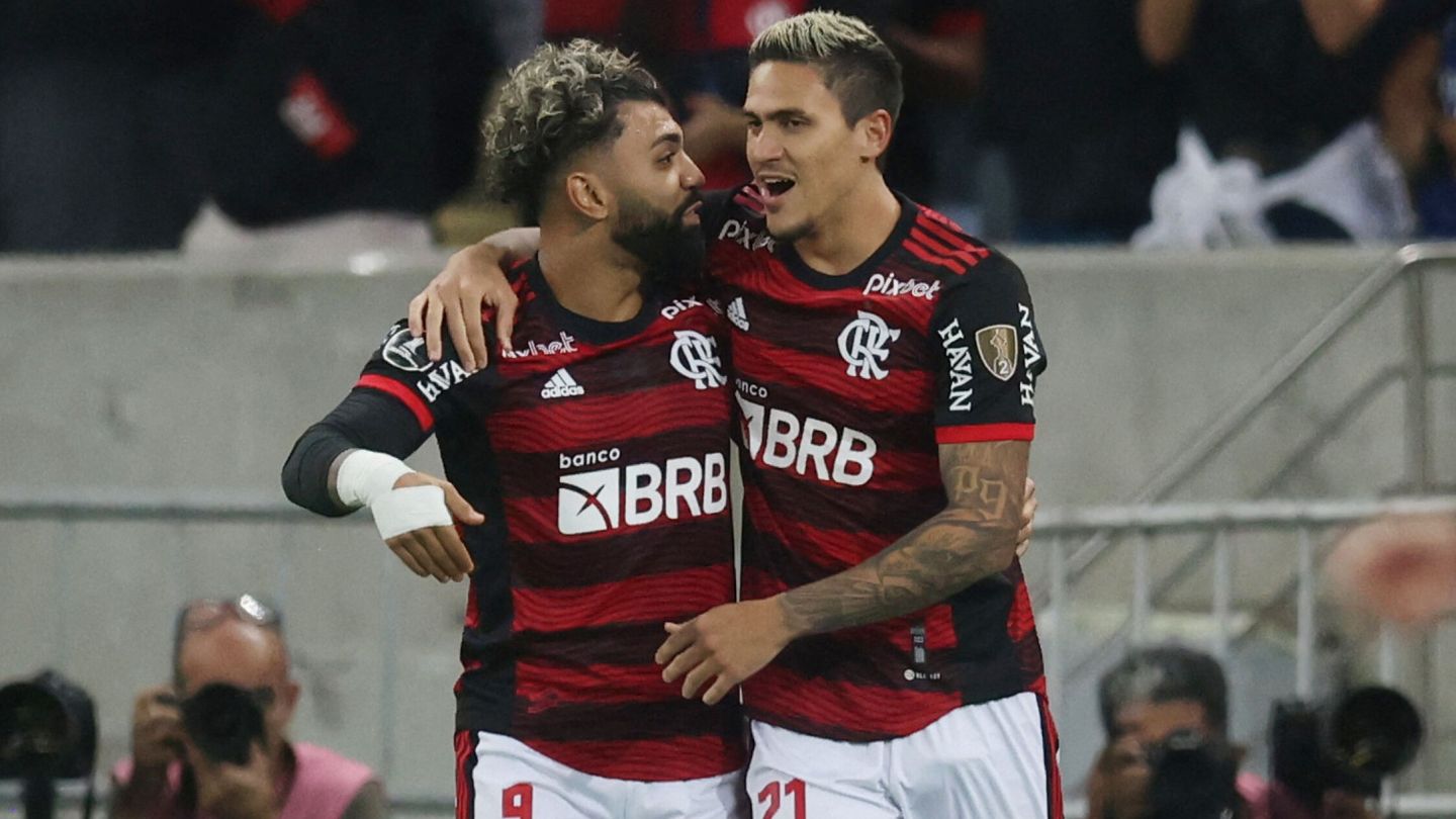 'Gabigol' y Pedro celebran un gol con Flamengo. (EFE/Luis Díaz)