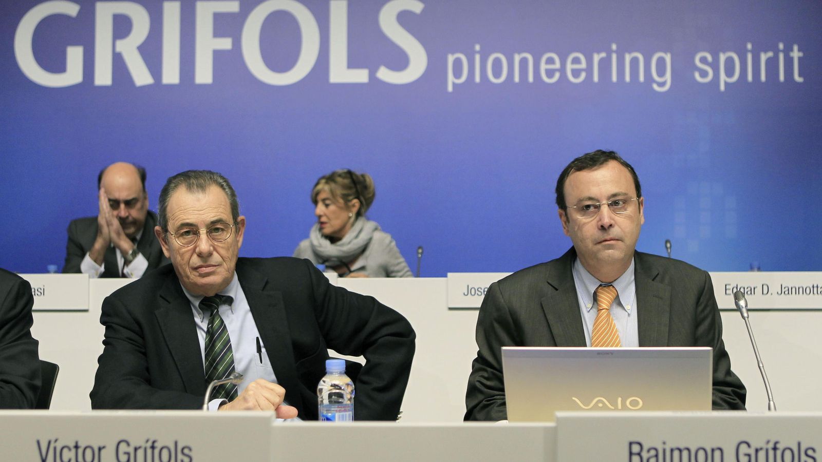 Foto: El presidente y consejero delegado de Grifols, Víctor Grifols (i), y el secretario del consejo de administración, Raimon Grifols. (EFE)